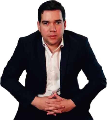 Dr. Eduardo Medeiros, sentado, de mãos juntas